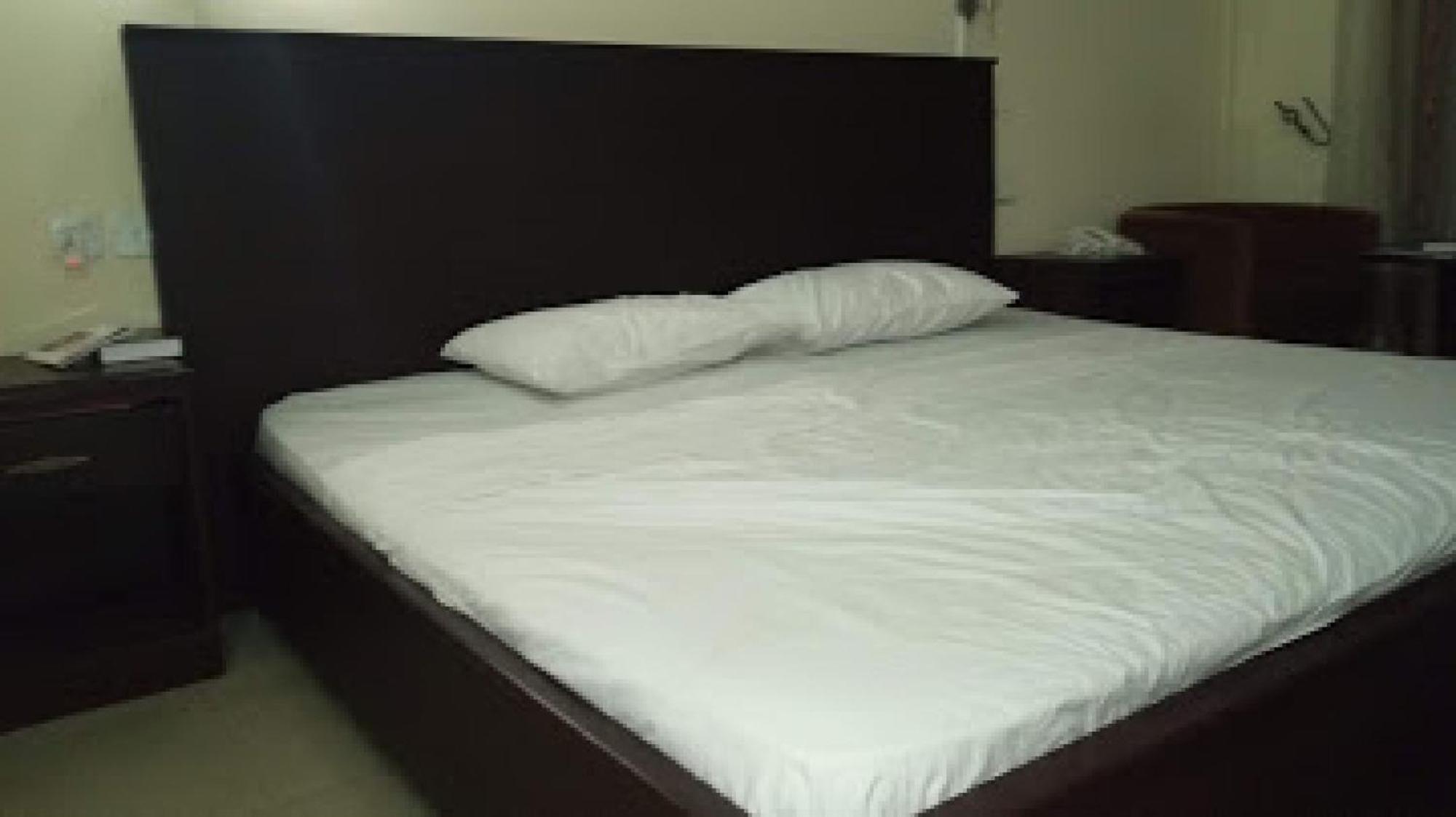 Room In Lodge - Premier Hotel-Ibadan Bagian luar foto